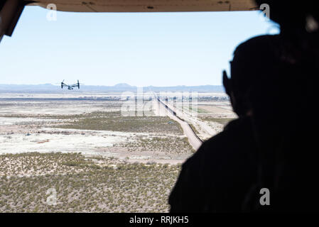 Le Secrétaire de la Défense par intérim des États-Unis Patrick M. Shanahan, Président du Comité des chefs d'état-major américain, le général du Corps des Marines Joseph Dunford, le Sous Secrétaire à la gestion pour le ministère de la sécurité intérieure Claire M. Grady, et Commandant, Commandement du Nord des États-Unis, l'armée de l'Air général Terrence J. O'Shaughnessy visiter la frontière sud entre nous au cours d'un voyage à El Paso, TX., févr. 23, 2019. (DoD photo par le sgt de l'armée américaine. L'Amber I. Smith) Banque D'Images