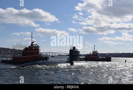 190225-N-LW591-002 Groton, Connecticut (fév. 25, 2019) La classe de Los Angeles, sous-marin d'attaque rapide USS Pittsburgh (SSN 720) est revenu à son port d'attache à Naval Submarine Base New London le lundi 25 février, après la réussite de son déploiement final. Pittsburgh est de retour de la zone de responsabilité du Commandement européen où ils ont exécuté le chef de l'opération navale de la stratégie maritime pour soutenir les intérêts de la sécurité nationale et les opérations de sécurité maritime. (U.S. Photo par marine Spécialiste de la communication de masse 1re classe Steven Hoskins) Banque D'Images