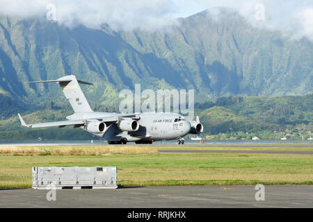 Un C-17 Globemaster III cargo) attribué à Hickam Air Force Base, Texas, commence sa course au décollage le 21 février 2019, sur la base du Corps des marines d'Hawaï. MCBH, alors connu sous le nom de Naval Air Station Kaneohe Bay a été attaqué environ neuf minutes avant début des bombardements à Pearl Harbor le 7 décembre 1941. (U.S. Air Force Photo de Tech. Le Sgt. Bob Jennings) Banque D'Images