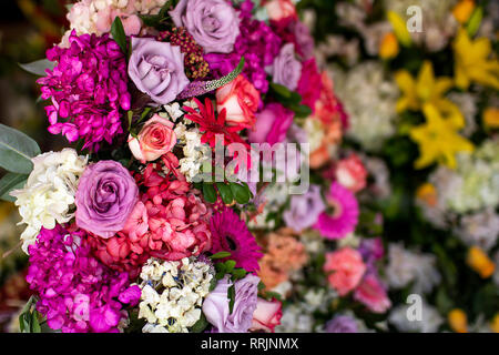 Grand fleuriste coloré dans des tons roses arrangement à un fleuriste Banque D'Images