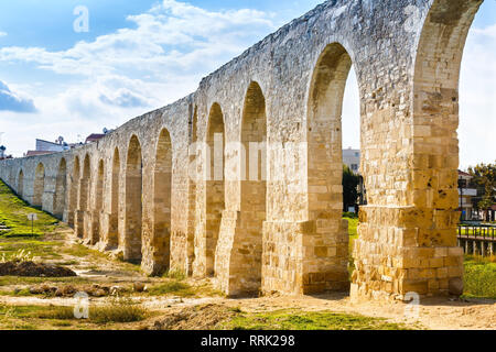 Ancien aqueduc de Kamares à Larnaca, Chypre. Banque D'Images