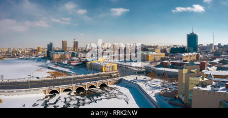 Drone aérien ; belle vue panoramique de la ville de Tchéliabinsk avec blanc rues enneigées et des ponts ; sunny journée d'hiver de l'Oural du Sud et de l'industrie ; capital po Banque D'Images