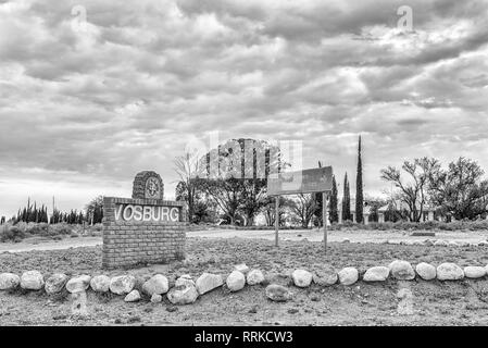 VOSBURG, AFRIQUE DU SUD, LE 1 SEPTEMBRE 2018 : un nom de sélection et d'orientation panneau à l'entrée de Vosburg dans la province du Cap du Nord. Monochrome Banque D'Images