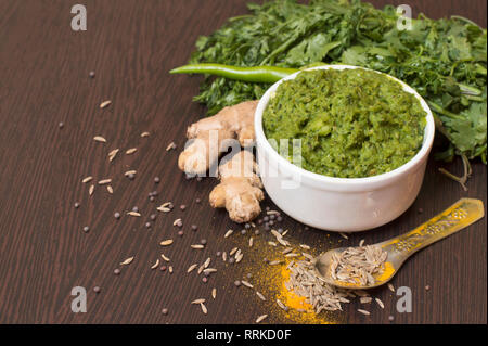 Piment vert thecha chutney ou avec des ingrédients servis dans un bol. Banque D'Images