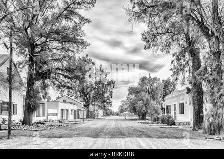 VOSBURG, AFRIQUE DU SUD, LE 1 SEPTEMBRE 2018 : une scène de rue, avec des maisons historiques, dans la région de Vosburg dans la province du Cap du Nord. Monochrome Banque D'Images