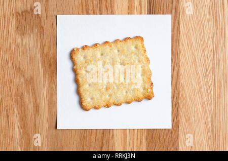 Cookies au sésame, cracker, sur un autocollant blanc Banque D'Images