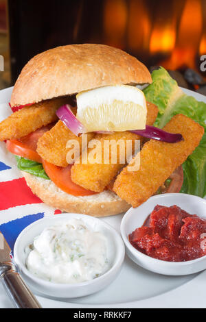 Déjeuner typiquement anglais de snack les bâtonnets de poisson dans un petit pain avec du ketchup et de tartre. Banque D'Images