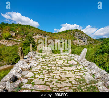 Vue de dessus de pont de pierre de Kalogeriko (ou Plakida) sur la rivière Voidomatis. Zagoria centrale, l'Épire, Grèce Banque D'Images