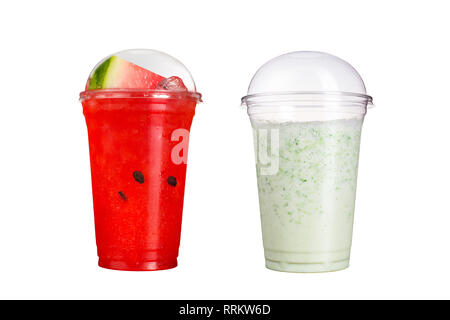 De délicieux smoothies aux fruits dans des gobelets en plastique, sur un fond blanc. Deux cocktails avec le goût de melon et de lait. Isolé Banque D'Images