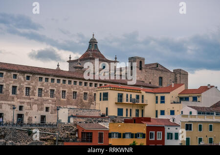 La cathédrale Santa Maria de Maó à Mahon, Espagne, vu sur certains bâtiments de la vieille ville Banque D'Images