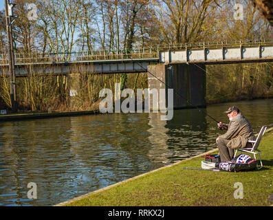 Un pêcheur solitaire de pêche de la rive de la rivière Bure dans Wroxham. Les Norfolk Broads est non seulement un excellent endroit pour la pêche mais c'est trop magnifique. Banque D'Images