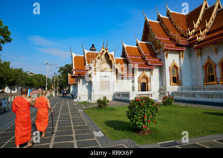 Deux moines bouddhistes marche dans les jardins aménagés de Wat Benchamabophit (également connu sous le nom de temple de marbre), à Bangkok, Thaïlande Banque D'Images