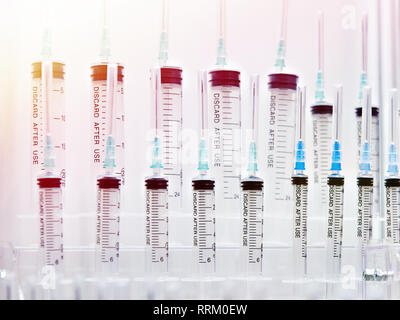 Les seringues médicales de différents volumes Banque D'Images