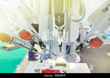 Système chirurgical robotique sur un stand médical test Banque D'Images