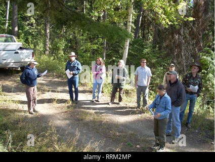 . Vente bois multiples Porcupine blanc projet newsletter [ressource électronique] . La gestion des forêts ; l'exploitation forestière ; les réserves forestières ; les feux de forêt. Visite sur le terrain public l'équipe ID, Chef de Bureau de gestion des forêts, et l'agent de l'hôte d'un visite sur le terrain le 10 septembre 2007, à des portions de la zone du projet proposé. Assister à cette visite étaient de 7 personnes (1 personne chacune des Amis de la Wild Swan et le Montana vieux projets de croissance et 5 personnes de l'écosystème Swan Centre). Le domaine d''visité se trouve dans et à côté de la proposition d'unités de récolte. Les peuplements inclus : - une détérioration de vieux peuplement Banque D'Images