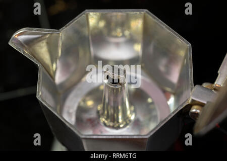 Gros plan du vide ouvrir pot à café moka noir sur fond flou. Banque D'Images