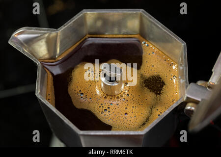 Gros plan du moka cafetière pot ouvert sur l'arrière-plan flou noir. Banque D'Images