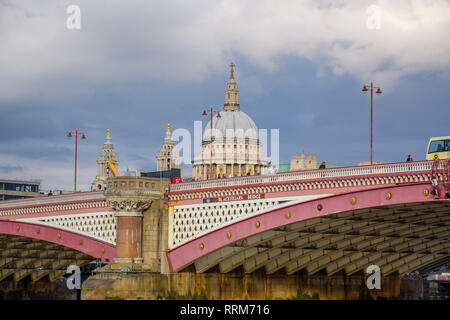 Blackfriars Bridge sur la Tamise avec Saint Paul's Cathedral en arrière-plan à Londres, Royaume-Uni Banque D'Images