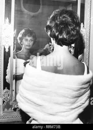 Sophia Loren, 20.9.1934, *, l'actrice italienne, demi-longueur, en face du miroir, 1950 Additional-Rights Clearance-Info-Not-Available- Banque D'Images