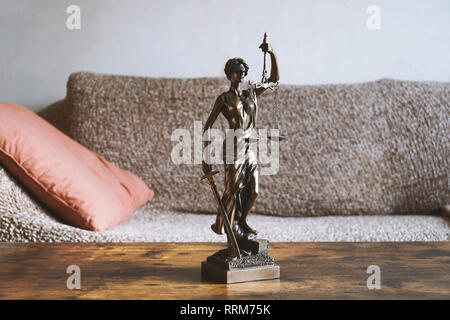 lady justice ou statue de justitia sur table - droit des propriétaires et des locataires Banque D'Images