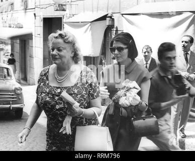 Soraya, 22.6.1932 - 25.10.2001, l'Impératrice de Perse 12.2.1951 - 6.4.1958, demi-longueur, avec sa mère, Eva, Italie, 1960 Additional-Rights Clearance-Info-Not-Available- Banque D'Images