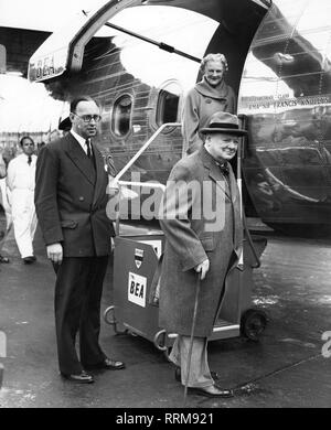 Churchill, Winston, 30.11.1874 - 24.1.1965, politicien britannique (Cons.), premier ministre 26.10.1951 - 7.4.1955, avec son épouse Clémentine à l'aéroport d'Heathrow, avant le départ pour les vacances dans le sud de la France, 9.12.1952, Additional-Rights Clearance-Info-Not-Available- Banque D'Images