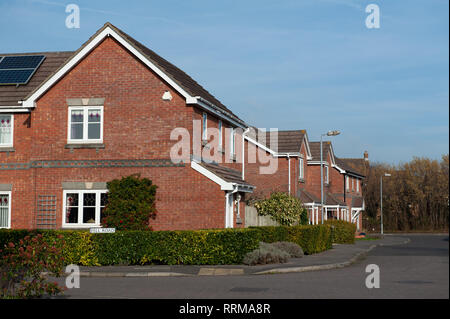 La route a diminué, d'une route tranquille sur un lotissement à Westbury, Wiltshire, Royaume-Uni. Banque D'Images