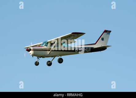 Cessna 152 à Wellesbourne Airfield, Warwickshire, UK (G-BHUI) Banque D'Images