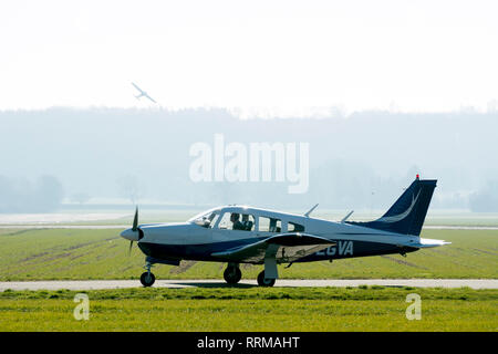 Piper PA-28R-200 Arrow Cherokee II à Wellesbourne Airfield, Warwickshire, UK (G-EGVA) Banque D'Images