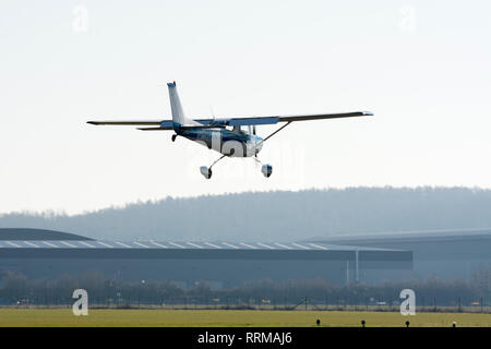 Cessna 152, à l'atterrissage à l'Aérodrome de Wellesbourne, Warwickshire, UK (G-HART) Banque D'Images