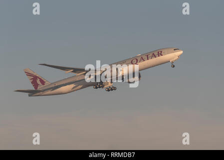 Qatar Airways Boeing 777 avion de ligne Avion A7-BER décollant de l'aéroport Heathrow de Londres, Royaume-Uni. Départ de vol de la compagnie aérienne Banque D'Images