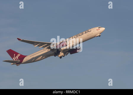 Virgin Atlantic Airbus A330 -300 avion de ligne Avion G-VWAG décollant de l'aéroport Heathrow de Londres, Royaume-Uni. Départ de vol de la compagnie aérienne. Nommé Miss Angleterre Banque D'Images