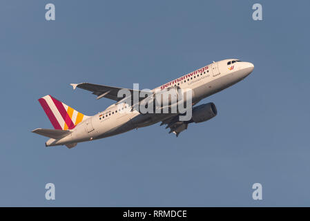 Airbus A319-100 Germanwings avion de ligne Avion D-AKNL décollant de l'aéroport Heathrow de Londres, Royaume-Uni. Départ de vol de la compagnie aérienne Banque D'Images