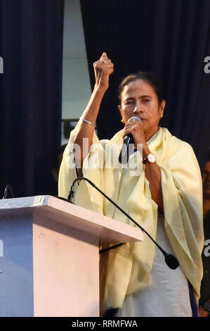 Kolkata, Inde. Feb 25, 2019. L'ouest du Bengale Ministre principal et Trinamool Congress ou TMC chef Mamata Banerjee répondre des chefs de parti pendant la parti du Congrès Trinamool extended Core réunion du Comité. Credit : Saikat Paul/Pacific Press/Alamy Live News Banque D'Images