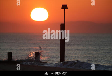 Le soleil se lève sur la plage de Boscombe dans Dorset comme la Grande-Bretagne ne pouvait plus l'expérience des températures record cette semaine après le lundi est devenu l'hiver le plus chaud de la journée. Banque D'Images