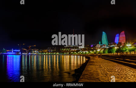 Vue depuis la rive de la mer Caspienne du quartier central des affaires avec des gratte-ciel et la tour de télévision, Baku, Azerbaïdjan Banque D'Images