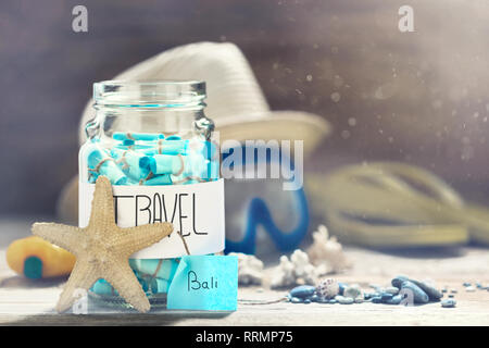 Travel concept créatif avec bol en verre de planification de vacances liste des pays à visiter. Banque D'Images