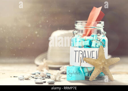 Travel concept créatif avec bol en verre de planification de vacances liste des pays à visiter, chapeau de paille, étoile de mer et coquillages Banque D'Images