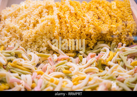 Les frais maison pâtes Italiennes, close-up la texture des nouilles tagliatelle ruban farine Banque D'Images