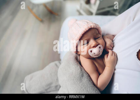 Baby Girl avec couchage sucette Banque D'Images