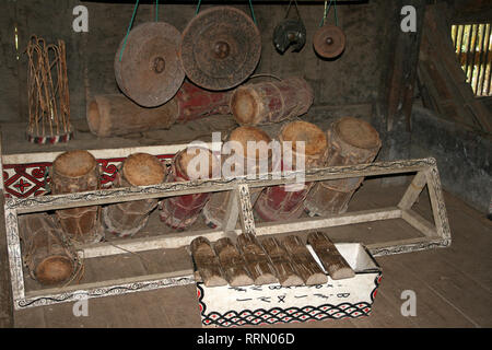 Instruments de musique y compris gambang (xylophone), de tambours et de gongs, en palais des rois Simalungun à Pematang Purba, Sumatra Banque D'Images