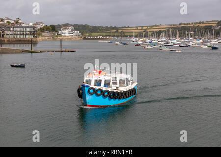 FALMOUTH, Royaume-Uni - 19 septembre 2018 : un ferry arrivant au Prince of Wales Pier à Falmouth pour collecter des passagers de transports à Flushing Banque D'Images