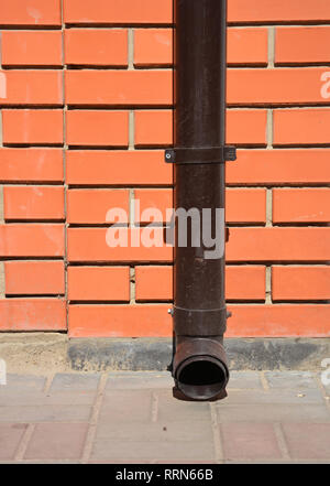 Chambre gouttière gouttière avec support mural sans l'évacuation de l'eau sur la chaussée Banque D'Images