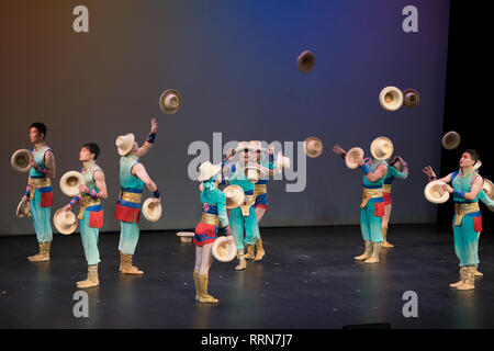 Des acrobates du nouveau Shanghai Circus réalisé des prouesses étonnantes de précision, de la force et de l'équilibre - dans ce cas avec des chapeaux qu'ils ont changé en sec Banque D'Images