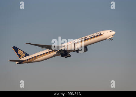 Singapore Airlines Boeing 777 jet avion de ligne 9V-SWP décollant de l'aéroport de Londres Heathrow, Royaume-Uni. Départ du vol de la compagnie aérienne Banque D'Images