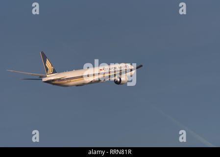 Singapore Airlines Boeing 777 jet avion de ligne 9V-SWP décollant de l'aéroport de Londres Heathrow, Royaume-Uni. Départ du vol de la compagnie aérienne Banque D'Images