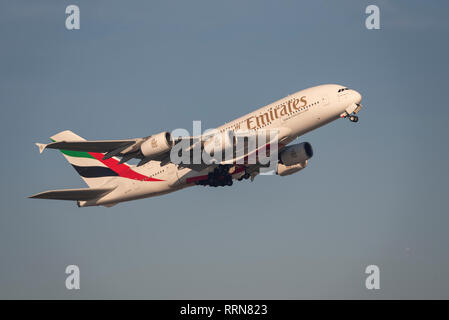 La compagnie aérienne Emirates Airbus A380 avion de ligne Avion A6-EUA décollant de l'aéroport Heathrow de Londres, Royaume-Uni. Départ de vol de la compagnie aérienne Banque D'Images