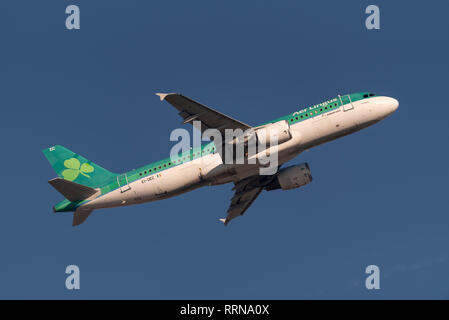 AER Lingus Airbus A320 jet avion de ligne EI-DEC Fearghal décollant de l'aéroport de Londres Heathrow, Royaume-Uni. Départ du vol de la compagnie aérienne Banque D'Images