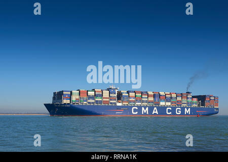 Le CMA CGM Géant Louis Blériot, à 400 mètres, photographie Ultra-grand-conteneurs, et à l'approche du port de Southampton, Hampshire, Royaume-Uni. Banque D'Images