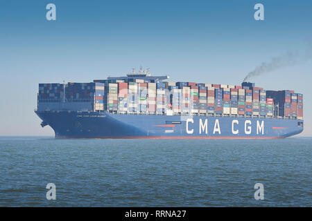 Le CMA CGM LOUIS BLERIOT, 400 mètres, Ultra-large, porte-conteneurs, en mer, approche de Southampton, Hampshire, Royaume-Uni. Banque D'Images